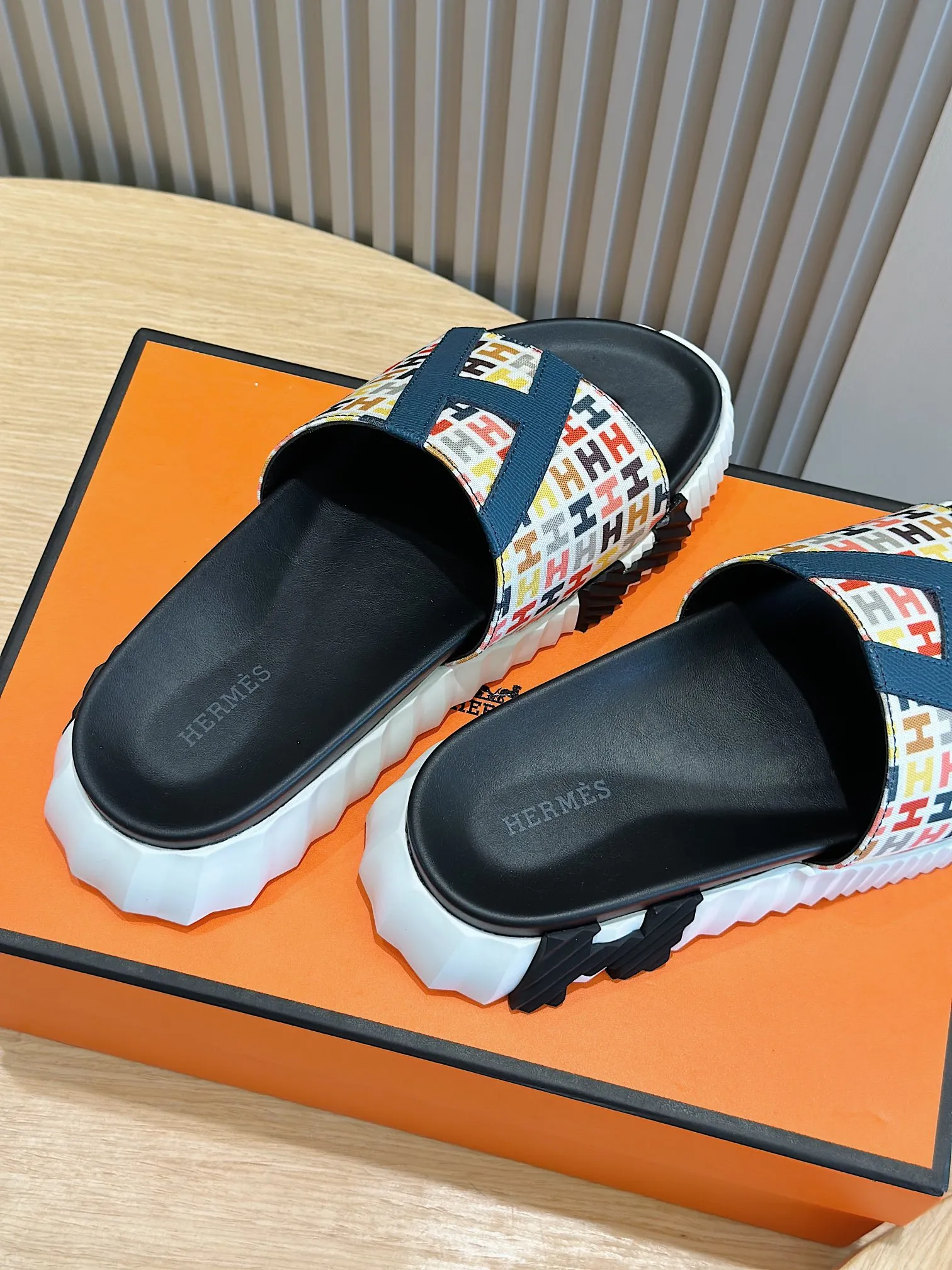 [HERMÈS] Top men's shoes 💰: 340💰 Size: 39-44 (38.45 46 custom-made) Herme*H Home Hermès Men's Sandals and Slippers - Original Replica Purchase the original version and make it one to one, the outsole is privately modeled, and the outsole color corresponding to each color is the same as the original version. Come to those who know the stuff 💪 The ultra-light soles are designed in contrasting colors, and they feel so comfortable on your feet! Calfskin, cowhide feet, private mold outsole.